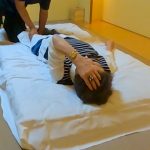 本格出張整体REBORN（リボーン）　会員制高級リゾートの室内にて店舗経営者の方への施術の様子